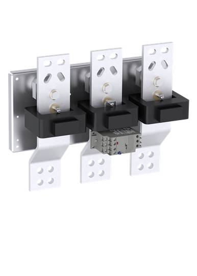 Ein elektrischer Verteilerblock mit drei Metallverbindungen, montiert auf einer Platte. Im Zentrum befindet sich ein kleiner, grauer Kasten.