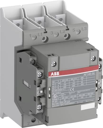 Elektrischer Schütz mit grauem Gehäuse, Frontansicht, zeigt Beschriftungen und Anschlussklemmen. Modellnummer und Logo sichtbar.