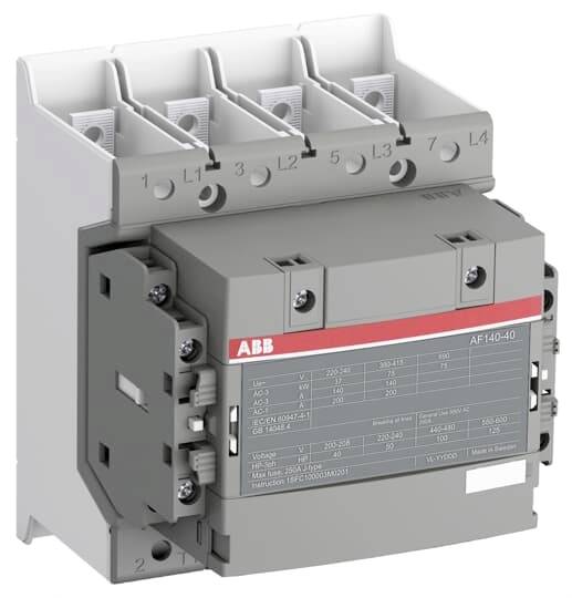 Ein grauer ABB-Schütz mit vier Anschlussklemmen, beschriftet mit L1, L2, L3, L4. Etikett mit technischen Daten an der Vorderseite.