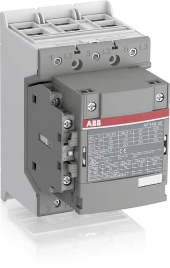 Ein grauer elektrischer Schütz von ABB mit Beschriftungen und Anschlussklemmen, geeignet für industrielle Anwendungen.