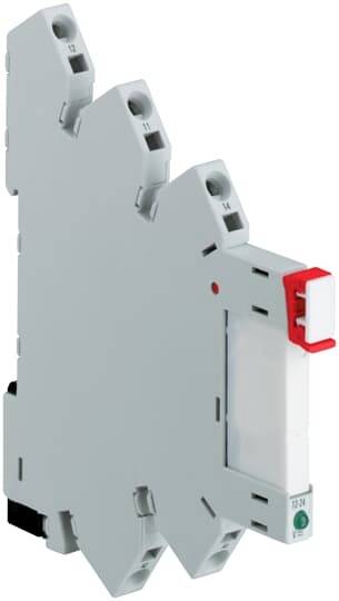 Ein graues, schlankes elektrisches Relaismodul mit mehreren Anschlussklemmen: linke Seite eingezogen für Einbau in Schalttafeln geeignet.
