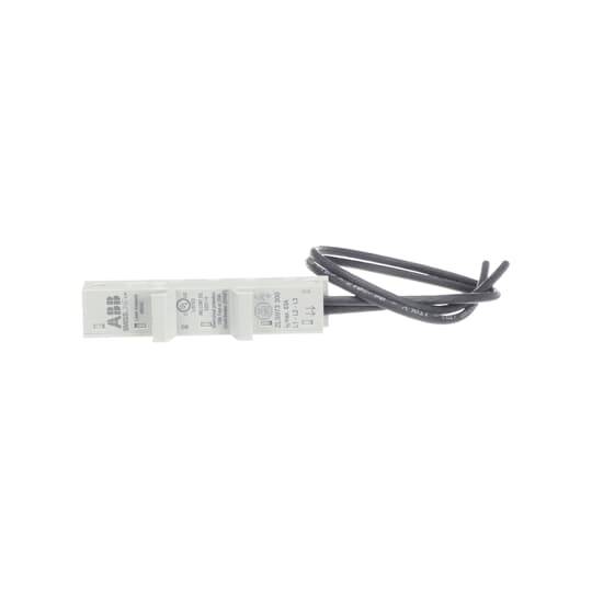 Ein elektronisches Gerät mit zwei Steckverbindungen und einem schwarzen Kabel.