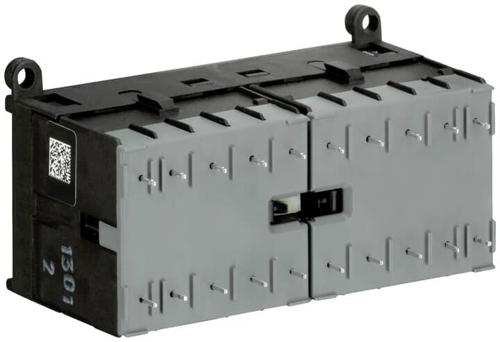 Ein rechteckiges elektrisches Bauteil mit mehreren Anschlüssen, schwarzem Gehäuse und QR-Code an der Seite.