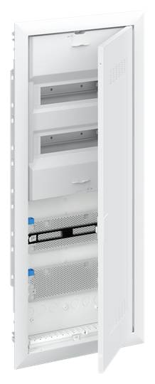 Ein geöffneter, weißer Schaltschrank mit mehreren Fächern und Schubladen, installiert in einer Wandnische.