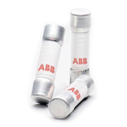 Drei Schmelzsicherungen mit Metalldeckeln und dem Logo 'ABB' in Rot.
