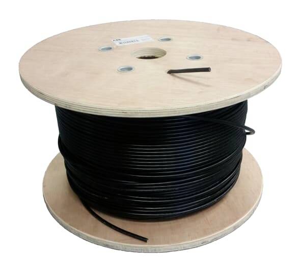 Eine große Holzrolle mit aufgewickeltem schwarzem Kabel, geeignet für Elektroinstallationen.