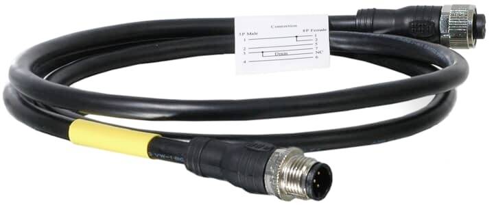 Schwarzes, straff gewickeltes Kabel mit zwei Steckverbindern an den Enden. Ein gelber Ring befindet sich auf einer Seite des Kabels.