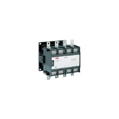 Ein dreipoliger ABB-Schütz vor weißem Hintergrund, verwendet zur Steuerung von Elektromotoren in industriellen Anwendungen.