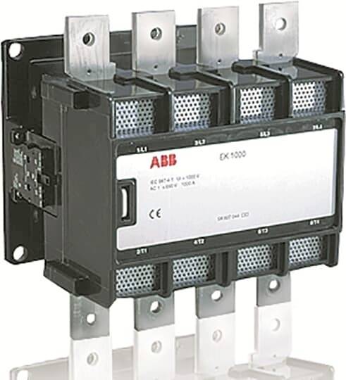 Ein elektrisches Gerät mit mehreren Anschlussklemmen und einem weißen Etikett mit technischer Spezifikation, montiert an einer Metallhalterung.