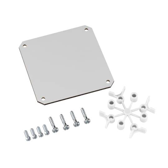 Metallplatte mit vier Löchern, acht Schrauben und einem weißen Kunststoffteil mit mehreren Armen ausgebreitet auf weißem Hintergrund.