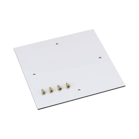 Weiße quadratische Metallplatte mit vier Bohrungen und fünf goldenen Schrauben daneben, auf weißem Hintergrund.