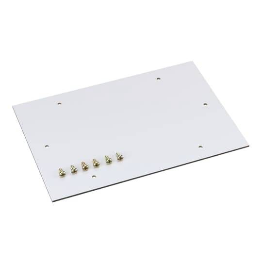 Weiße Montageplatte mit sechs goldfarbenen Schrauben darauf angeordnet.