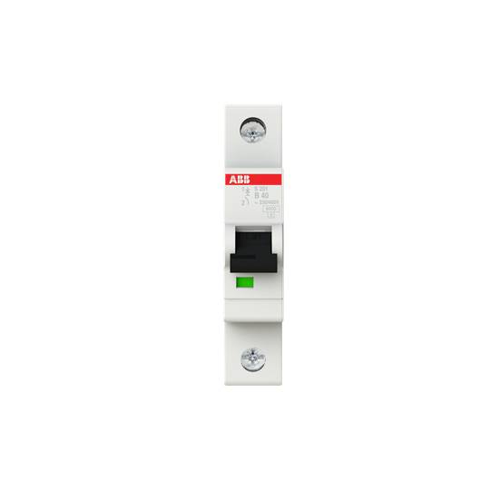 Ein einpoliger ABB Leitungsautomat mit rotem Aufdruck, montiert auf einem weißen Hintergrund. Geeignet für elektrische Schalttafeln.