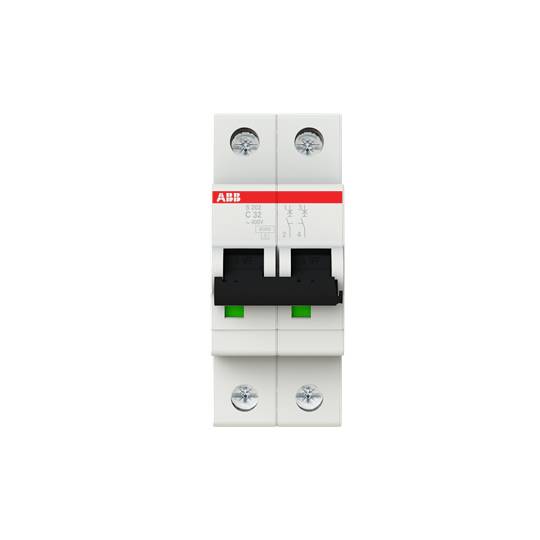Ein zweipoliger Leistungsschalter der Marke ABB, Modell C32, erkennbar an rotem Logo und grünen Markierungen, für elektrische Schutzschaltungen.