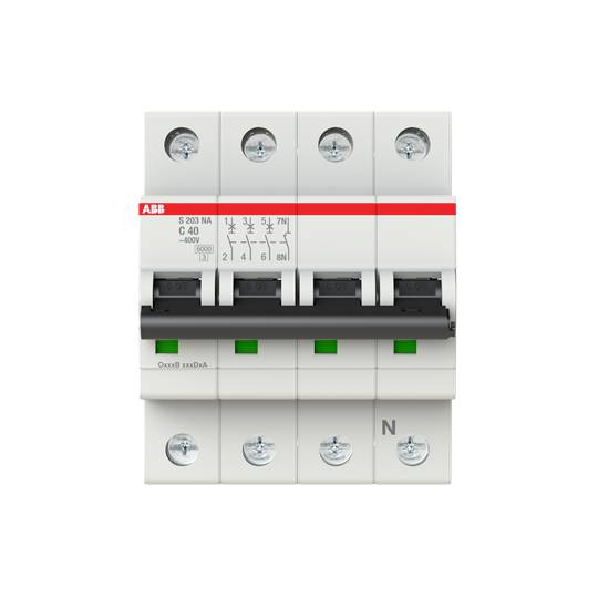 Ein 4-poliger Schutzschalter mit rotem ABB-Logo, Beschriftungen 'C-40' und 'S203 NA'. Links 'N' für Neutralleiter erkennbar.