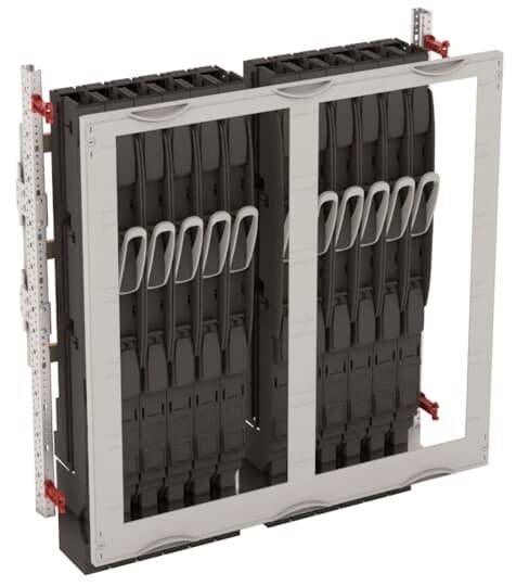 Ein elektrischer Schaltschrank mit mehreren vertikalen Schienen und isolierten Halterungen zur Befestigung.