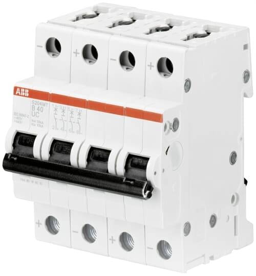 Ein elektrischer Schutzschalter mit vier Schaltermodulen, weißes Gehäuse. Dient zur Unterbrechung von Stromkreisen bei Überlast.