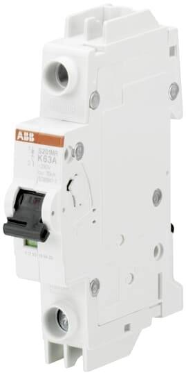 Ein weißer ABB-Leistungsschalter mit schwarzem Schalter und orangefarbenem Logo. Kapazität: 63 Ampere.