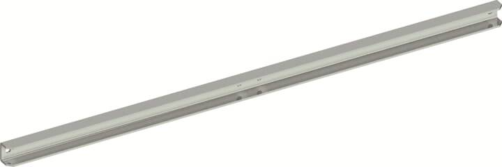 Ein langer, schmaler Metallstab, möglicherweise Teil einer Maschinen- oder Fertigungsanlage, liegt diagonal auf weißem Hintergrund.