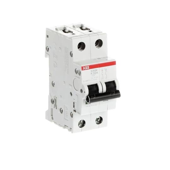 Ein grauer Leistungsschalter von ABB mit rotem Etikett. Geeignet für elektrische Schutzanwendungen in Gebäuden.