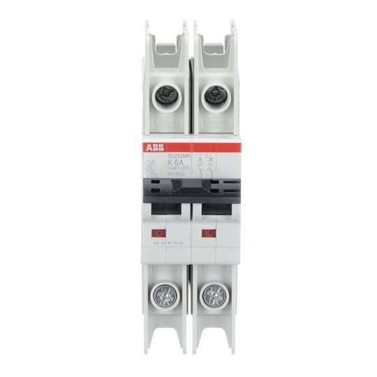 Ein doppelter Sicherungsautomat mit roten Markierungen, zwei Schaltern und dem Label 'ABB'. Wird zur Stromkreissicherung verwendet.