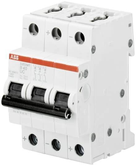 Ein weißer dreipoliger Leistungsschalter mit schwarzen Kippschaltern und Beschriftungen auf der Vorderseite, verwendet in elektrischen Systemen.