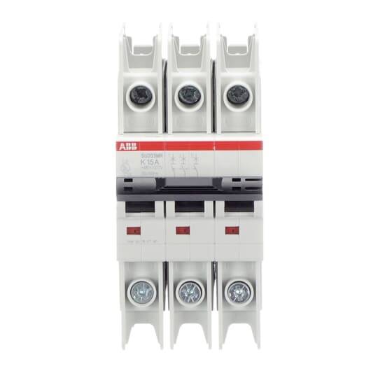 Ein dreipoliger ABB-Schütz K1-5A, geeignet für den Einsatz in elektrischen Schaltungen, zeigt oben Anschlüsse und unten Schraubklemmen.