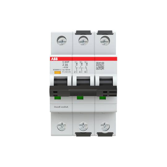 Ein dreipoliger Leitungsschutzschalter der Marke ABB mit sichtbaren Schaltern und Beschriftungen. Entworfen für elektrische Sicherheit.