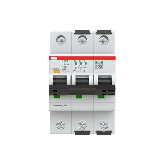Ein dreipoliger Leistungsschalter mit rotem ABB-Logo, drei Kippschaltern und Beschriftungen für technische Details.