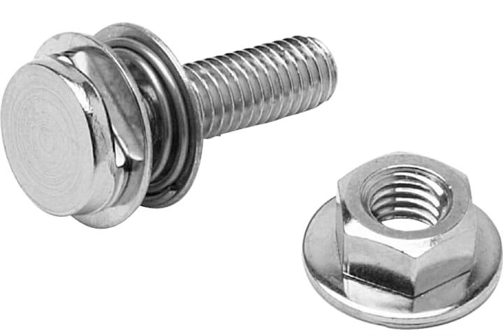 Eine Metallschraube mit Unterlegscheibe und Sechskantmutter, alle aus silberfarbenem Metall, auf weißem Hintergrund.