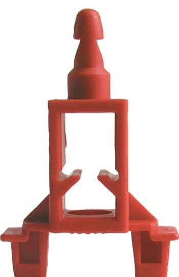 Rotes, plastisches Werkzeugteil, das wie ein Clip oder eine Halterung geformt ist, möglicherweise für Befestigungszwecke.