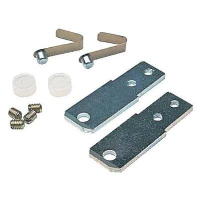 Metallbefestigungsset mit zwei Platten, Schrauben, Kunststoffteilen und Metallklammern, wahrscheinlich für Montagemechanismen.