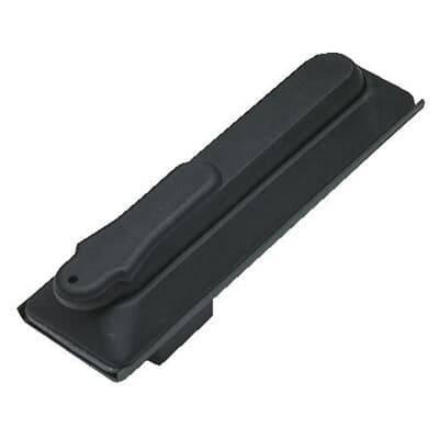 Schwarze Plastikbürste mit geradem Griff.