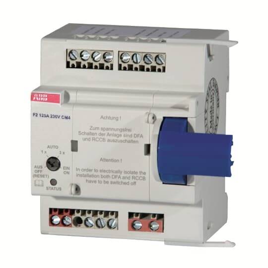 Ein elektrischer Schalter mit einem blauen Hebel und mehreren Anschlüssen. Beschriftung warnt davor, Anlage spannungsfrei zu schalten.