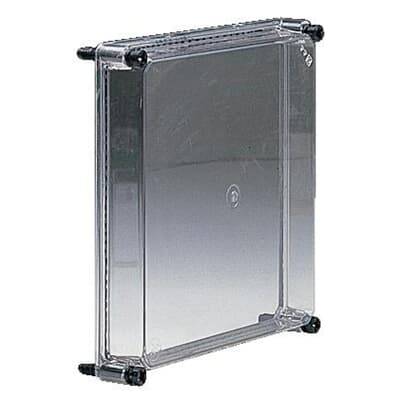 Eine transparente Abdeckhaube aus robustem Kunststoff mit Eckverschlüssen. Sie dient zum Schutz von Elektroinstallationen oder Geräten.