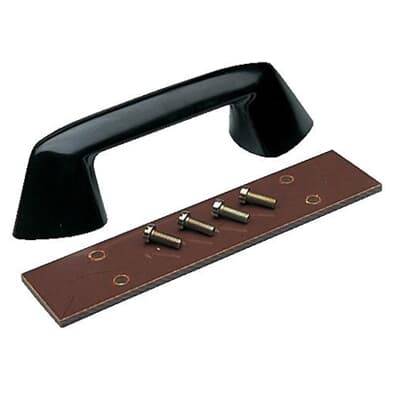 Schwarzer Türgriff aus Kunststoff mit braunem Montageblech und vier Schrauben zur Befestigung.