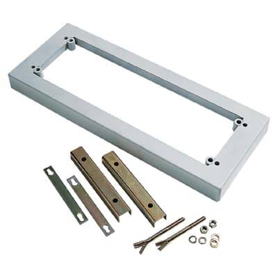 Metallrahmen mit Montageteilen: zwei Metallplatten, Schrauben, Muttern und zwei Bohrer. Einige Schrauben sind teilweise angebracht.
