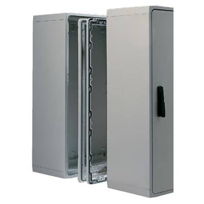 Ein grauer Metallgehäuseschrank, offenstehend, mit sichtbarem Innenraum und schwarzem Griff an der Seite. Geeignet für industrielle Nutzung.