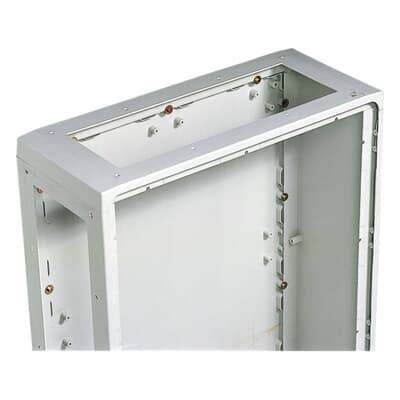 Ein graues Metallgehäuse, rechteckig und offen, ohne ersichtliche Komponenten.