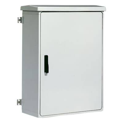 Ein rechteckiger, grauer Schaltschrank mit schwarzem Griff und seitlichen Scharnieren an der linken Seite.