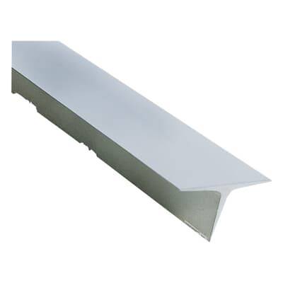 Ein silbernes Aluminium-Winkelprofil, das zur Verstärkung oder zum Schutz von Kanten in Bau- und Heimwerkerprojekten verwendet wird.