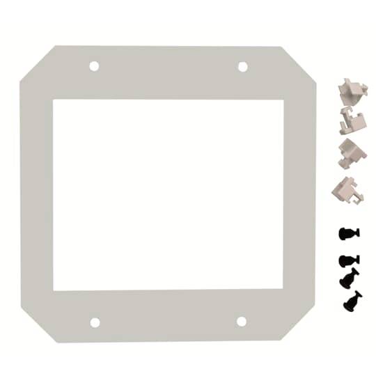 Weiße quadratische Grundplatte mit vier Löchern, neben fünf kleinen Puzzleteilen in verschiedenen Formen und Farben.