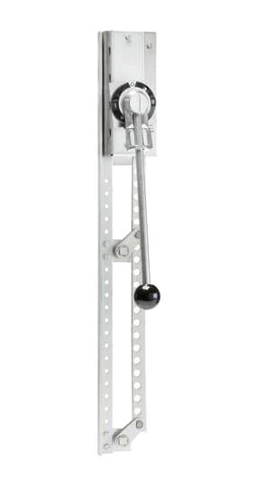 Eine silberne mechanische Hebevorrichtung mit langem Hebel an einer perforierten Metallschiene, zur Höhenverstellung montiert.