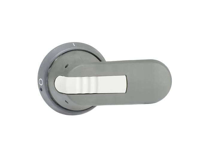 Silberner Türgriff aus Metall in Form eines Hebels, montiert an einer runden Rosette, vor einem weißen Hintergrund.