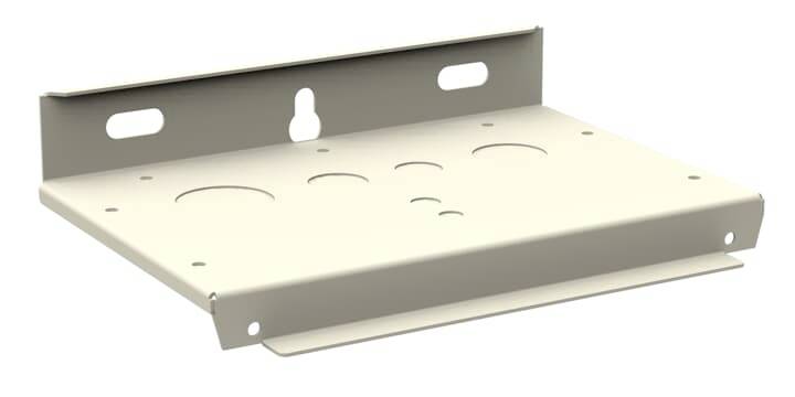 Ein beige, rechteckiges Wandregal aus Metall mit mehreren Löchern und Schlitzen zur Wandmontage, geeignet für technische Geräte.