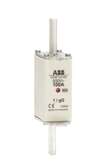Eine elektrische Sicherung der Marke ABB, Modell OFAAF1H100, 500V, 100A. Hergestellt in Ungarn und CE-zertifiziert.