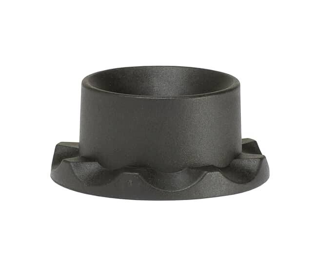 Schwarzer runder Kerzenhalter aus Metall mit gewellter Basis, geeignet für dicke Kerzen, auf weißem Hintergrund.