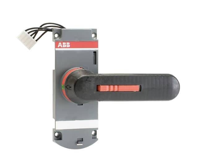 Ein schwarzer Handgriff mit rotem Hebel an einem elektrischen Schalter von ABB, befestigt auf einer grauen Platte mit Kabelanschluss.