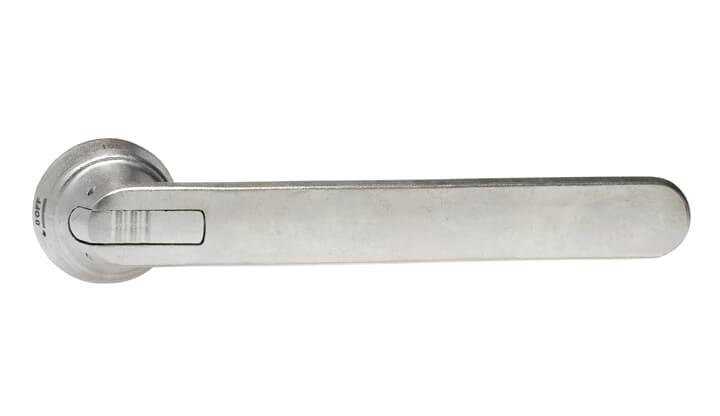 Türgriff aus gebürstetem Metall in Silber.