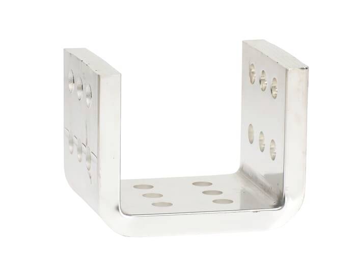 Metallwinkel mit U-Form, Löcher an den Seitenflächen und der Basis zum Befestigen. Verwendet zur stabilen Verbindung von Strukturen.